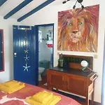 Sondela Self Catering Шале Сан-Мартинью-ду-Порту